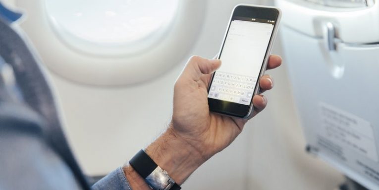 Ja çfarë ndodh nëse nuk e fikni celularin tuaj gjatë një fluturimi