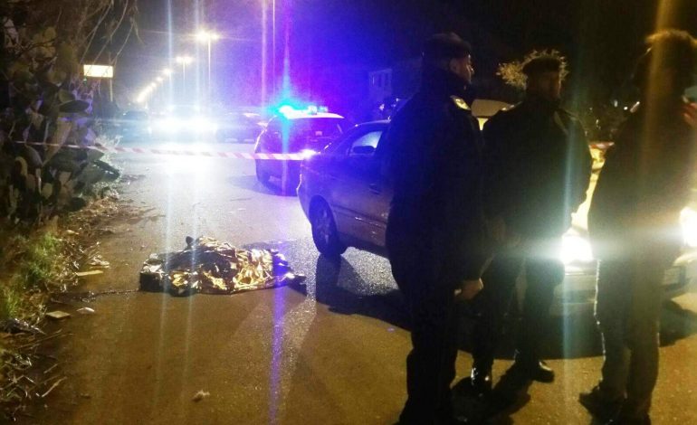 Aksident i rëndë në autostradën Tiranë-Durrës. Makina përplas motorristin, dyshohet për vitkima (VIDEO)