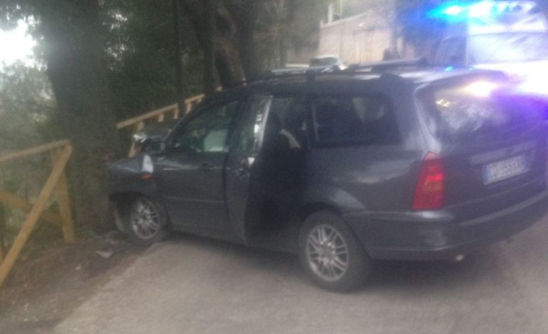FOTO/ Aksident i rëndë në Itali. Shqiptarja, nënë e 3 fëmijëve përplaset me pemën