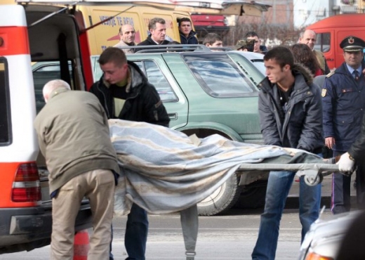 Nudo brenda në banjë, gjendet i pajetë 47-vjeçari në Tiranë. Dyshimet e policisë