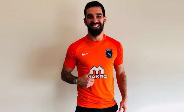 (FOTO) Arda Turan pritet si legjendë në Turqi, tifozët përplasen me policinë