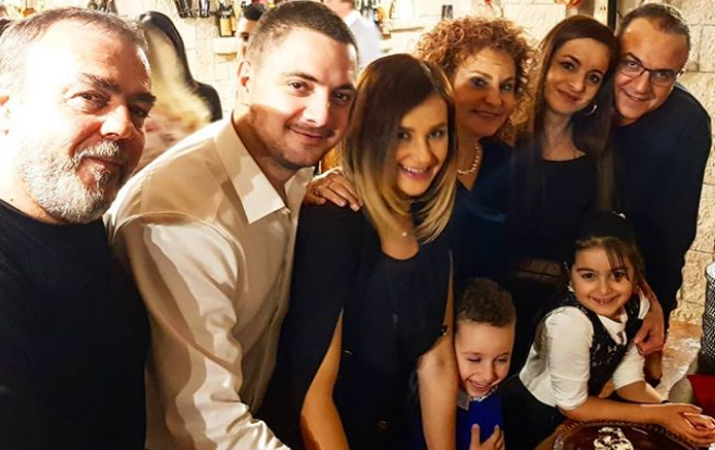 Djali Arditit i futet punës, ja kush e ndihmon për të gatuar (FOTO)