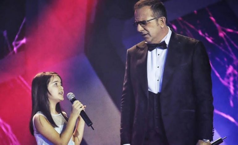 Vazhdon festa në shtëpinë e Arditit, Joni tregon si po feston Ana (FOTO)