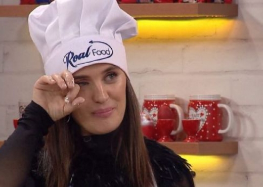 Këngëtarja shqiptare përlotet LIVE në emision, surpriza emocionuese e babait