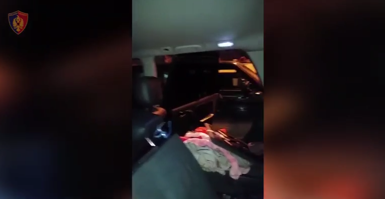 VLORË/ Policia e përgjonte. Si u kap me mina dhe drogë brenda makinës 26 vjeçari (VIDEO)