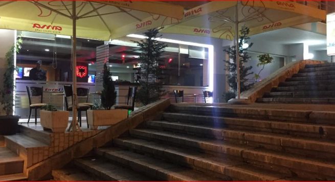 E PAZAKONTË/ Prifti ortodoks në Korçë, bekon bastexhinjtë në një lloto sporti (VIDEO)