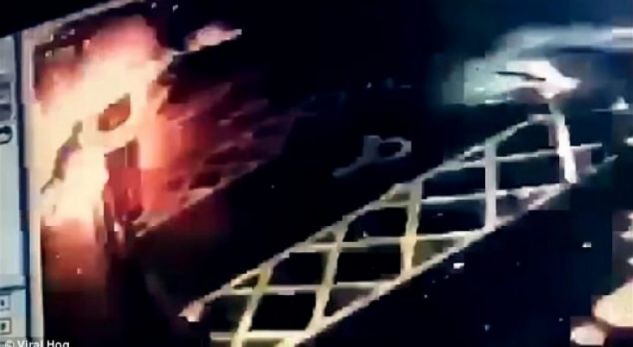 (VIDEO) Hajduti tenton të vjedhë bankomatin me eksploziv, e pabesueshme ajo që i ndodh