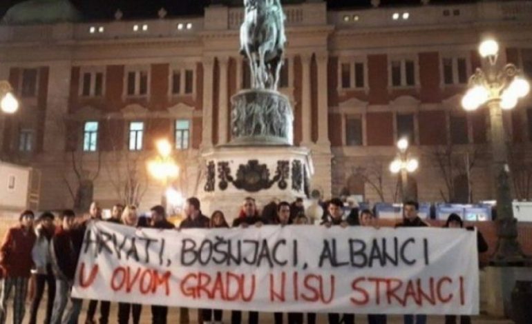 FOTO/ E rrallë, të rinjtë e Beogradit iu dalin në “mbrojtje” shqiptarëve dhe kroatëve