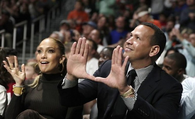 (FOTO) Jennifer Lopez puthje pasionante në stadium me të dashurin