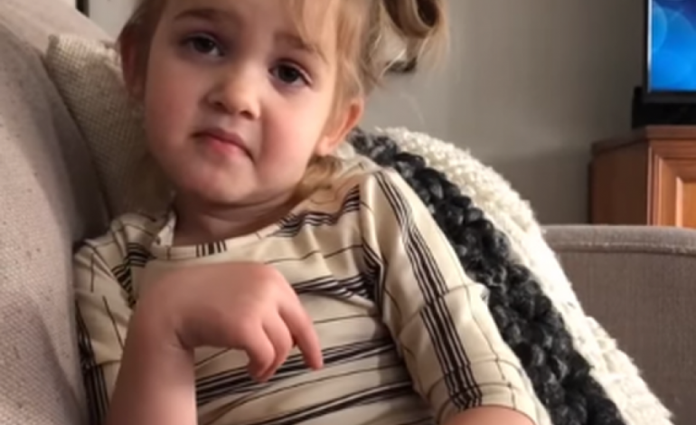 3-vjeçarja imiton të ëmën që është e varur nga kafja. Ja video që pushtoi rrjetin