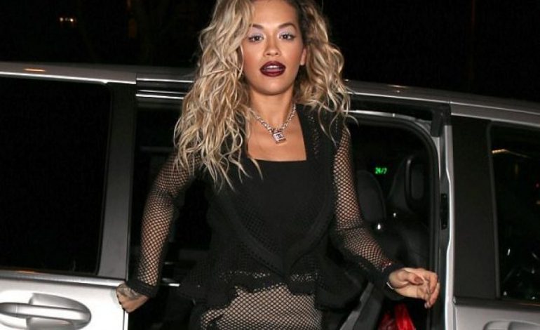 Rita Ora vazhdon të mahnisë botën! E veshur me një… (FOTO)