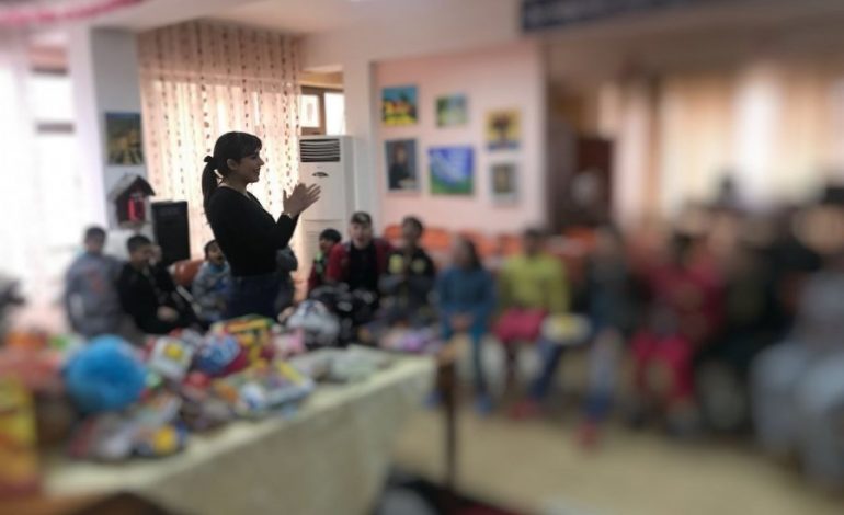 FOTO/ Armina Mevlani kthehet në ‘babagjyshin’ e fëmijëve jetimë