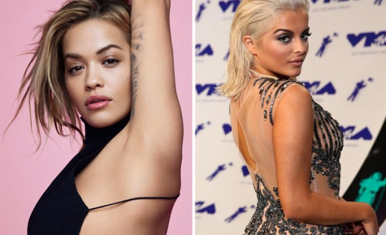 Rita Ora dhe Bebe Rexha puthen në buzë dhe përshëndesin me flamurin shqiptar (FOTO)