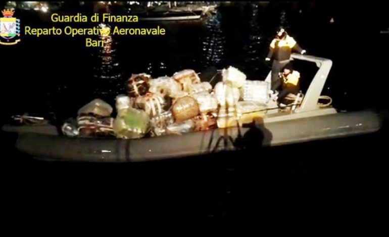 ZBARDHEN DETAJET/ Kapet gomonia me 1.7 ton kanabis që u nis nga Vlora, gjenden dhe armë (VIDEO+FOTO)