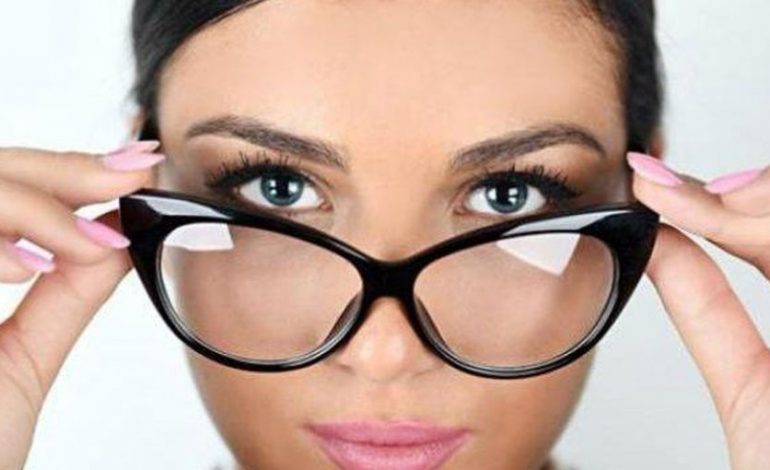 Si të dukemi trendy edhe me syze optike, ndiqni këto këshilla