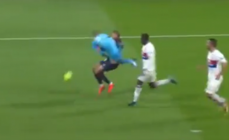 VIDEO/ Tmerr në PSG-Lyon, Mbappe pa ndjenja në fushë