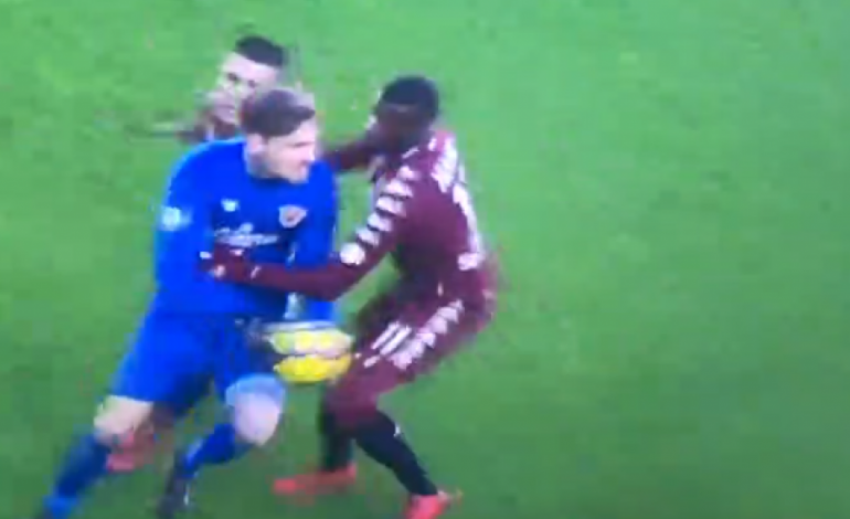VIDEO/ Portieri tradhtohet nga nervat, i hidhet në ‘karate’ kundërshtarit