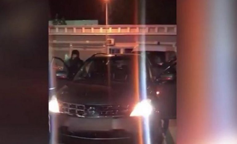 Me armë në një makinë me fenelinë policie/ Arrestohet 32-vjeçari, procedohet…