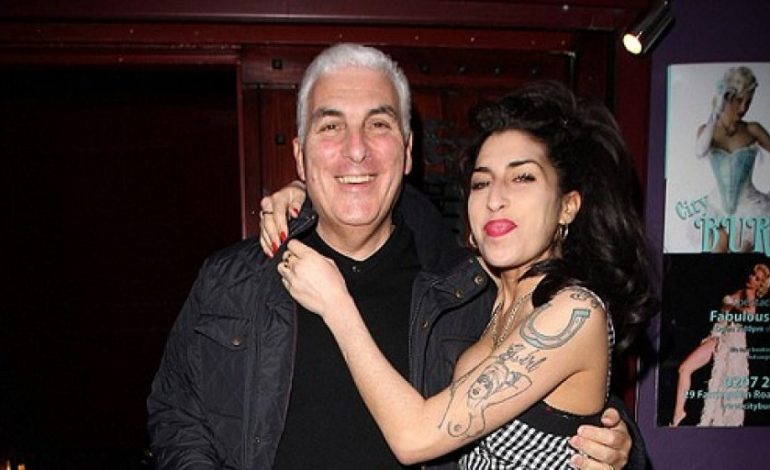 Babai i Amy Winehouse: Më viziton fantazma e vajzës, ulet tek krevati dhe…