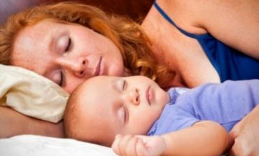 3 bebe në javë vdesin aksidentalisht duke fjetur në shtratin e prindërve