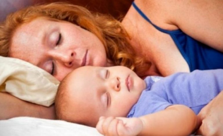 3 bebe në javë vdesin aksidentalisht duke fjetur në shtratin e prindërve