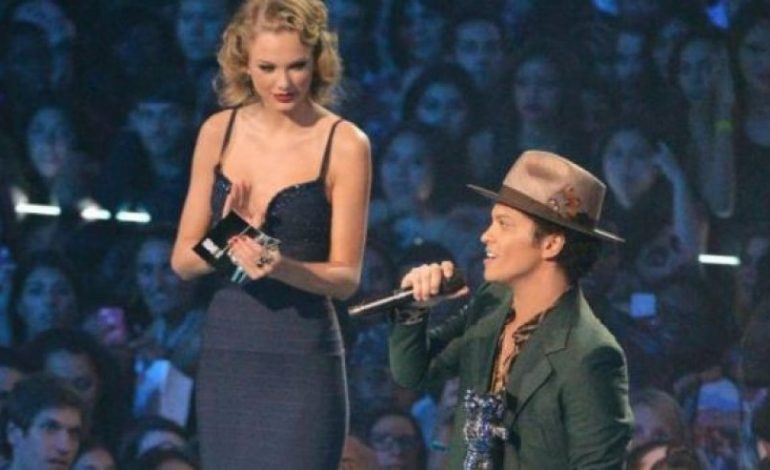 Vini re! Bruno Mars nuk është edhe aq i gjatë siç duket në klipe (FOTO)