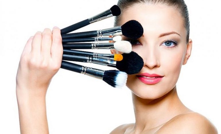 4 mënyra shumë të thjeshta që të bëni make up-in e duhur për Shën Valentin