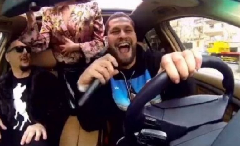 Ups! Prezantueses së “Topit” i del gjoksi… jep “spektakël” para dy djemve (VIDEO+FOTO)