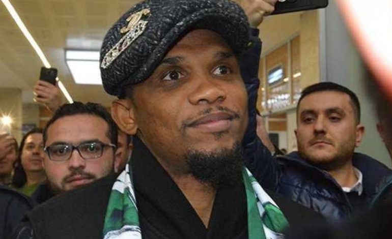 VIDEO/ Eto’o mbërrin në aeroport, gati firma me Konyaspor