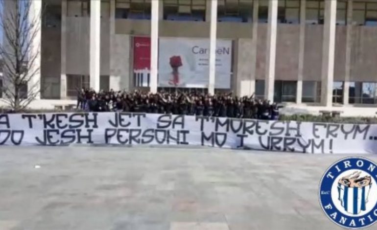 VIDEO/ ‘Tirona Fanatics’ nuk shkojnë në stadium, protestojnë te Pallati i Kulturës
