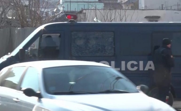 Forcat policore rrethojnë Gjykatën e Elbasanit. Nis seanca e parë për Florenc Çapjan