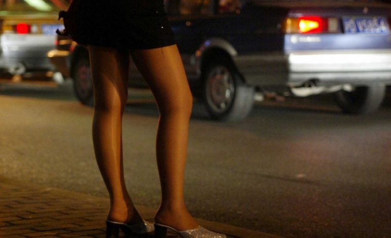 Prostituonte të dashurën e djalit, arrestohet 55-vjeçarja