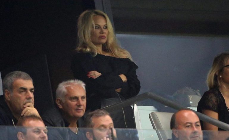 FOTO/ Pamela Anderson merr vendimin e jetës, transferohet në Francë tek i dashuri futbollist 18 vjet më i ri