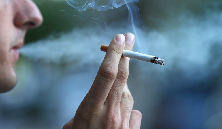 Studimi: Të pish një cigare në ditë është po aq e dëmshme sa…