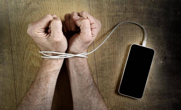 Këto janë disa mënyra si ta tejkaloni varësinë ndaj telefonit