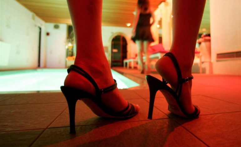 FURNIZONIN LOKALET ME PROSTITUTA/ Kapet banda me 17 shqiptarë. DETYRONIN vajzat e reja që të…