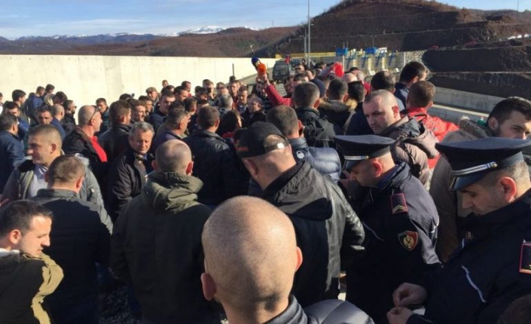MIRDITE/ Policia procedon 51 persona që morën pjesë në shkatërrimin e simbolit turk