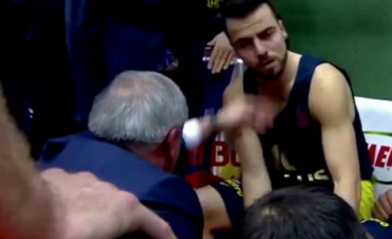 VIDEO/ Trajneri i gjuan me shpullë, reagimi i lojtarit do t’ju çudisë