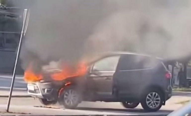 Shpërthen makina në ecje, tym e flakë te Rruga e Kavajës (FOTO+VIDEO)
