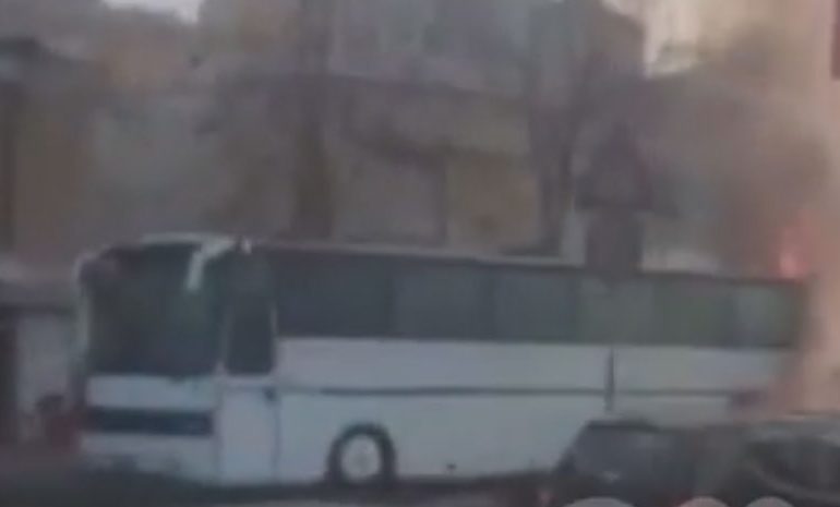 VIDEO/ Autobusi përfshihet nga flakët në Tiranë, panik te pasagjerët, të lënduar nuk ka