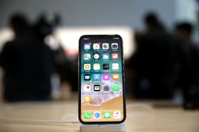 Italia kundër gjigandëve Samsung dhe Apple: Ja pse na i ngadalësojnë telefonat