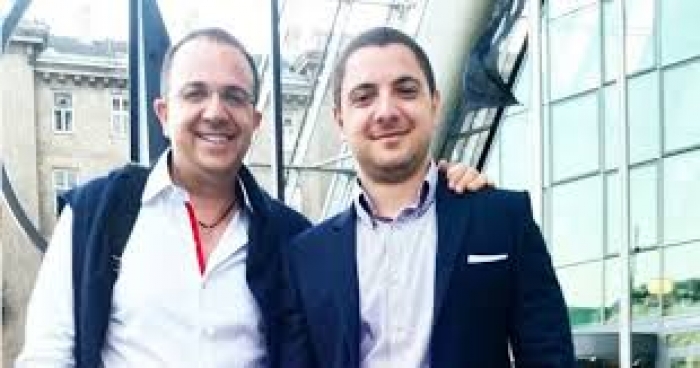 Jon Gjebrea i futet kuzhinës, ja kush e ndihmon në gatim (FOTO)