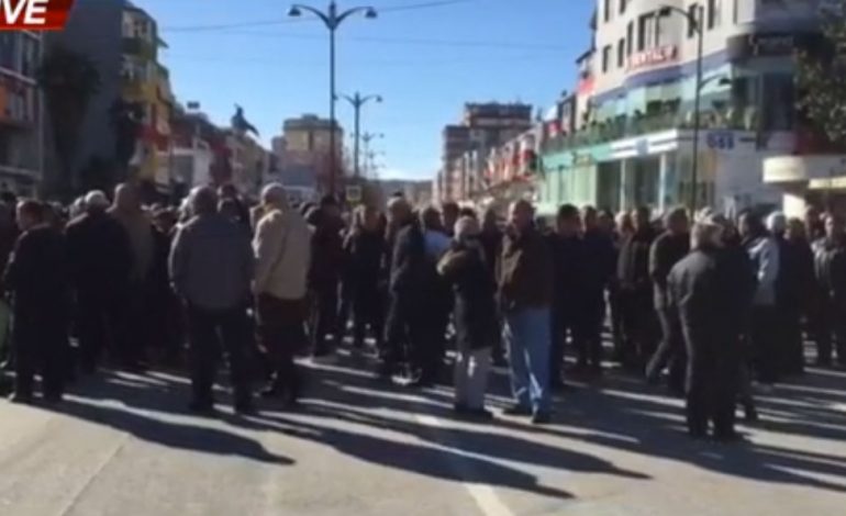 Naftëtarët e Ballshit protestojnë para Prefekturës së Fierit: Qeveria tallet me ne