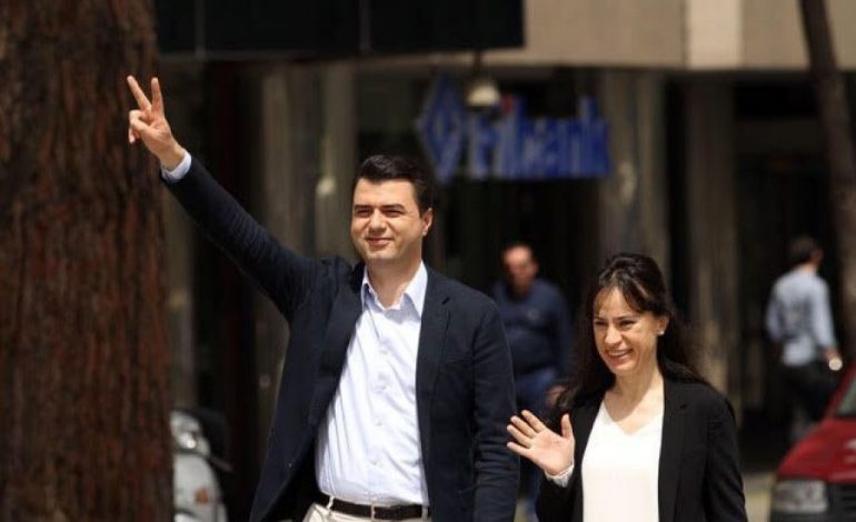 I shoqëruar nga gruaja: Basha mbërrin në selinë e PD, takon PROTESTUESIT (Foto)