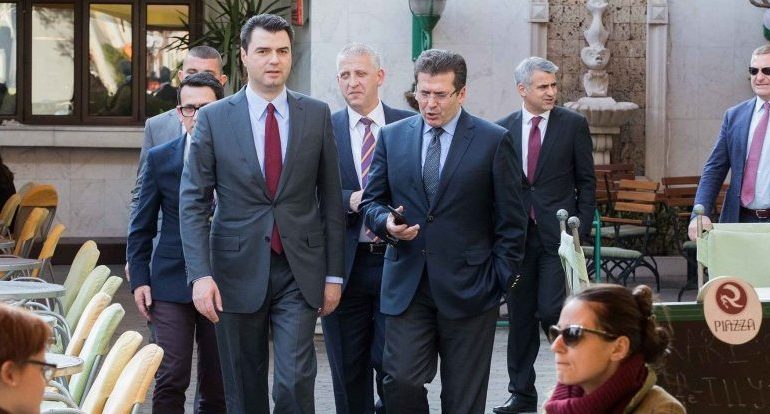 “Nesër PROTESTË NË SHESH”, Basha mbledh aleatët. Cakton takimin në selinë blu