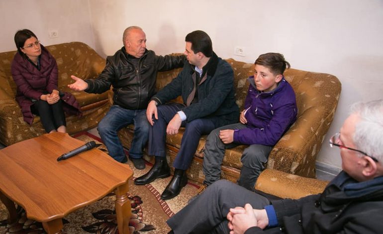 Basha shkon për vizitë tek dy familjet në mjerim. Ka dy fjalë për situatën ekonomike (FOTO)