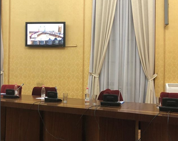 KONFERENCA E KRYETARËVE/ Balla fotografon karriget BOSH: Kjo është opozita që ka frikë