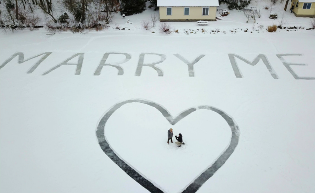 FOTO/ “Martohu me mua”. Pse nuk na propozojnë dhe neve kështu?