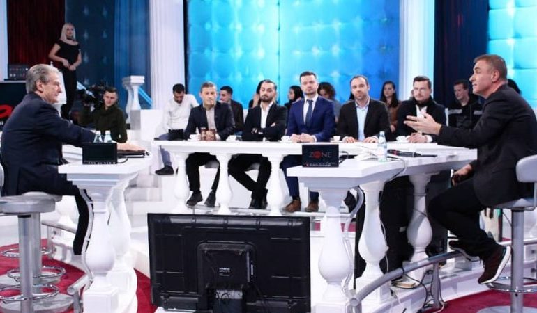 Gazetarët kundër “filozofëve të rinj”/ Ose këta çunat kanë B*LE të mëdha, ose janë vet të tillë!