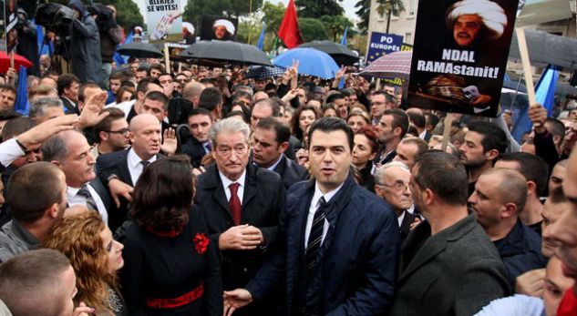 Berisha “kërcënon” deputetët e mazhorancës: Ku do futeni ditën e PROTESTËS?